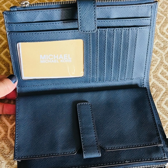 Michael Kors Double Zip folding Wallet Wristlet Ana y Color. FREE SHIPPING - Picture 3 of 4